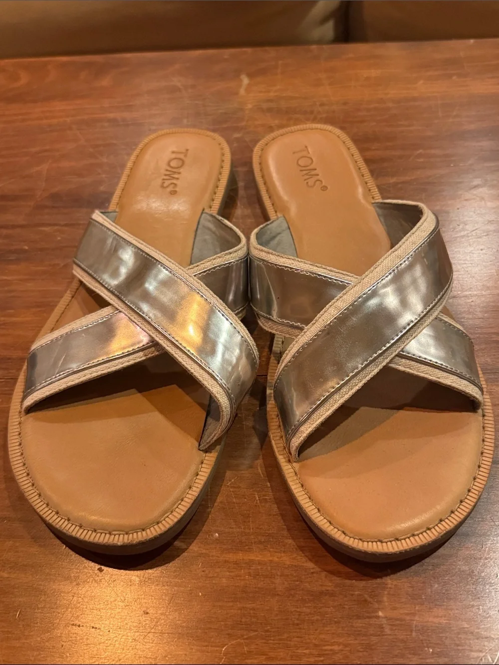 TOMS Women’s VIV Silver Speccio Slide Sandal Shoe 9.5 Metallic Crisscross Strap